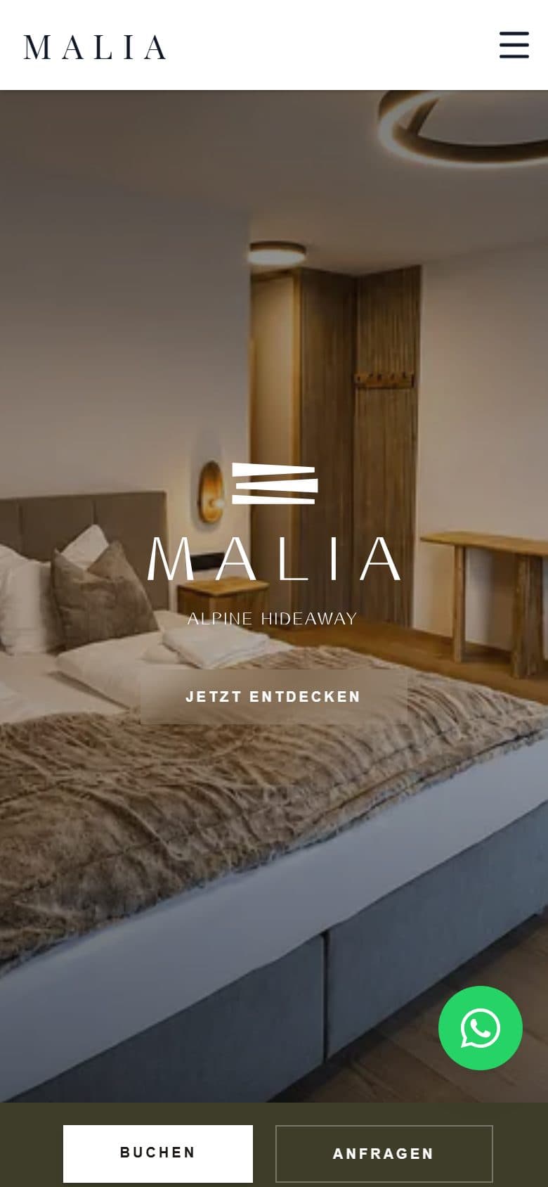 Startseite der MALIA Alpine Hideaway auf dem Smartphone mit fester Leiste für Buchen und Anfragen