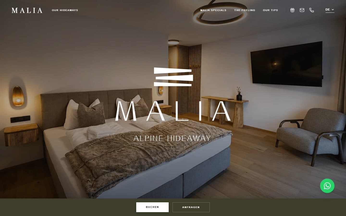 Startseite der MALIA Alpine Hideaway mit Blick in ein Schlafzimmer des Chalets und dem MALIA-Logo