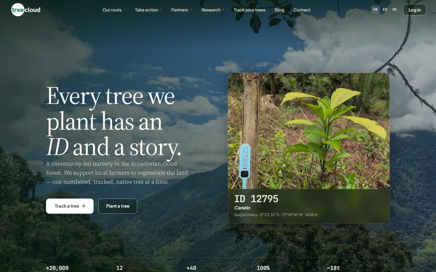 Startseite der TreeCloud-Plattform: Every tree we plant has an ID and a story, mit einem nummerierten Setzling im Nebelwald